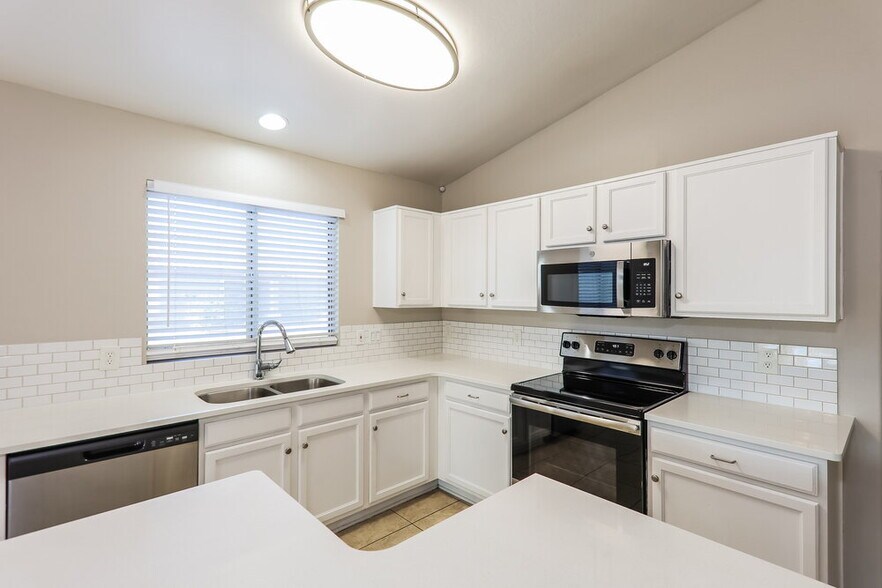 Building Photo - 13117 N El Frio St