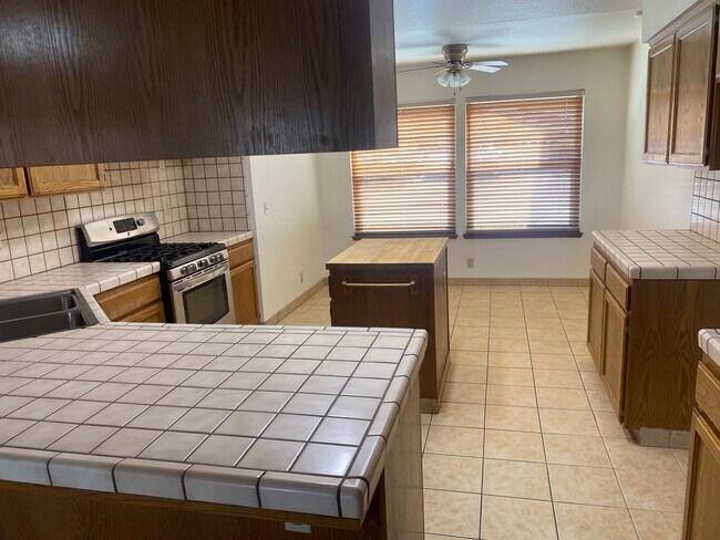 Building Photo - 3 Bedroom 2 Bathroom Golden West school di...