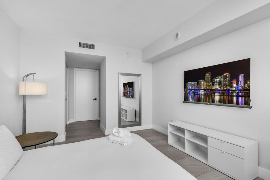Building Photo - 2600 E Hallandale Beach Blvd