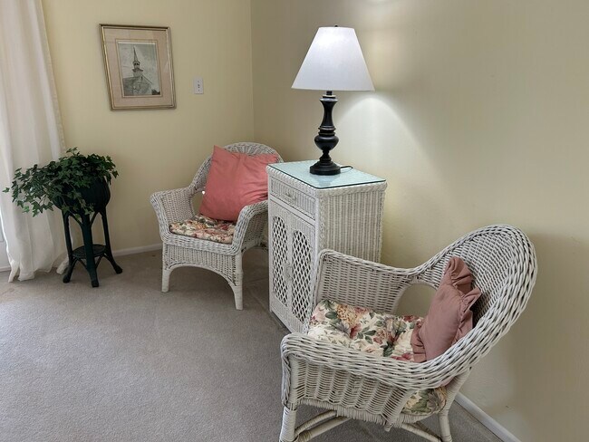 Building Photo - 1220 Lakeside Dr