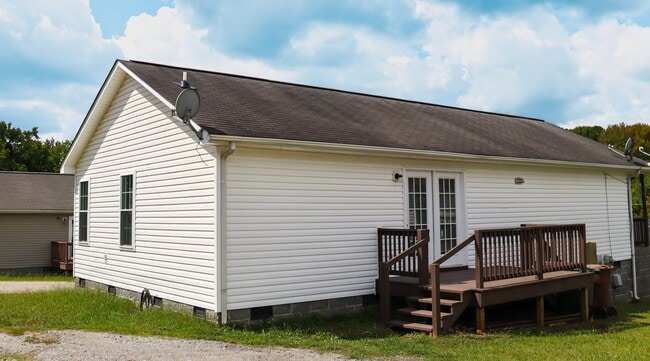 Building Photo - Charming 4 bedroom, 2 bathroom home in Greensboro w lake front views