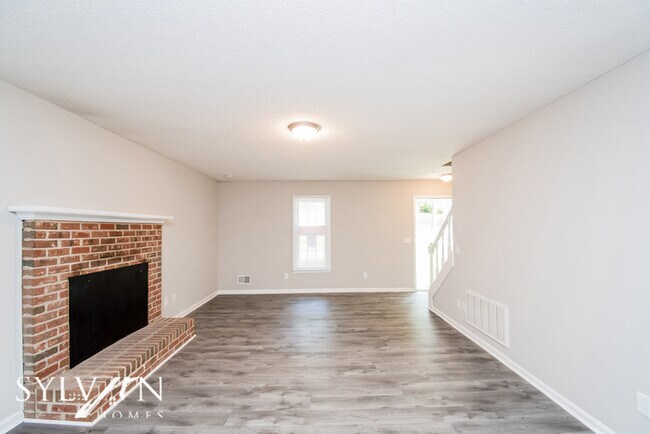 Building Photo - The living is easy in this 3 bedroom, 2 ba...