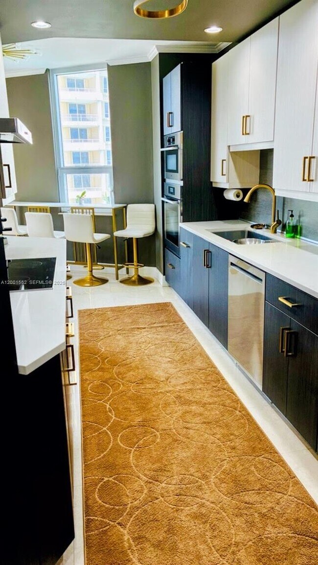 Building Photo - 848 Brickell Key Dr