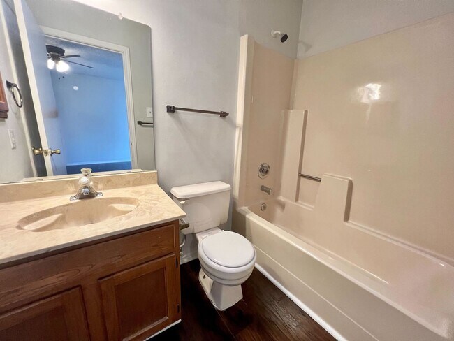 Building Photo - **MOVE IN SPECIAL!** MUST SEE! Spacious 2 ...