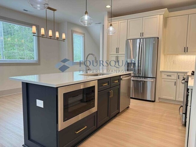 Building Photo - Modern 4-Bed / 4-Bath Townhome with Covered Patio, Deck & Garage – Inside the Beltline Near Downt...