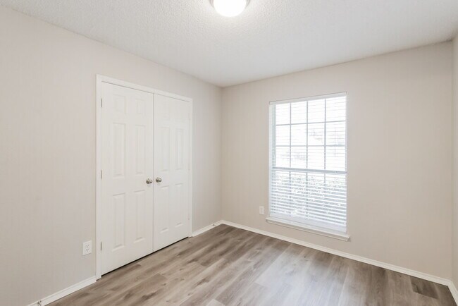 Building Photo - 1002 Aries Ct