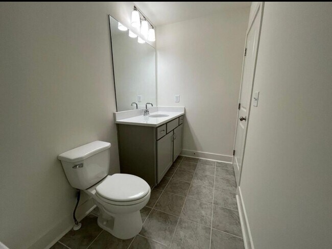 Building Photo - Beautiful end unit townhouse in the Townes...