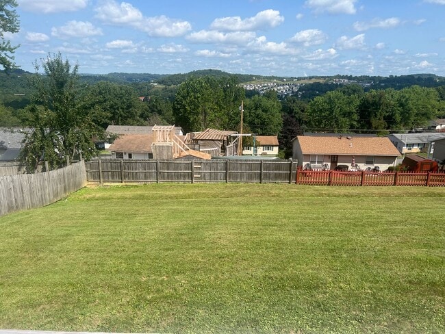 Building Photo - One level Home - 3 Bedroom w/ Garage- Available 08/05!