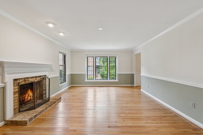 Building Photo - Spacious, Renovated Townhome Near Vienna M...