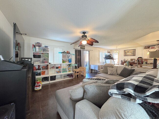 Building Photo - East El Paso 4 bed Refrig A/C w/Gorgeous L...