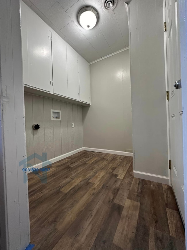 Building Photo - 102 S Wills St