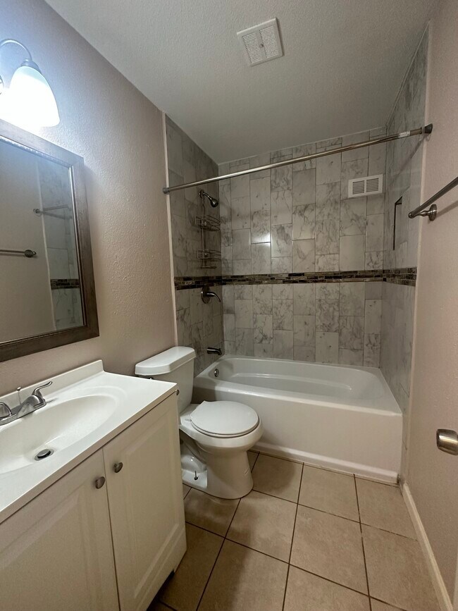 Building Photo - 1222 Ravenscourt Dr