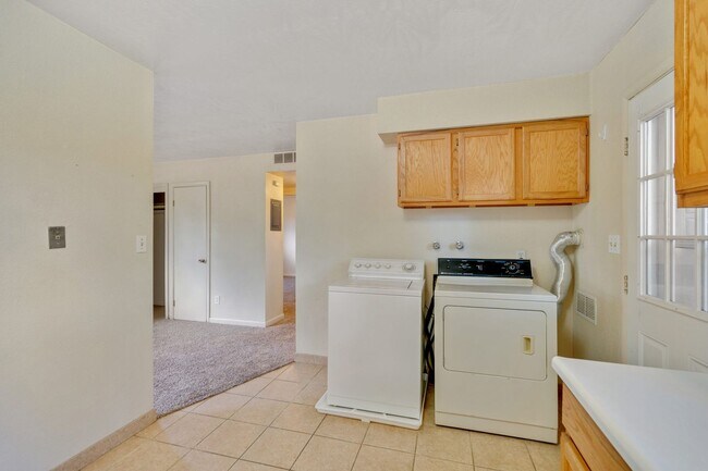 Building Photo - 2108 Applewood Rd