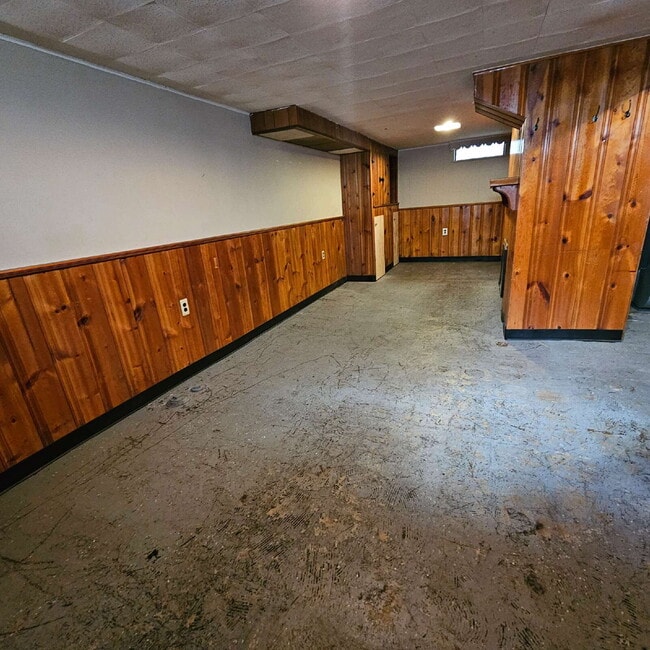 Building Photo - Nice 2 Bedroom Ranch w/ Great Room, Semi F...