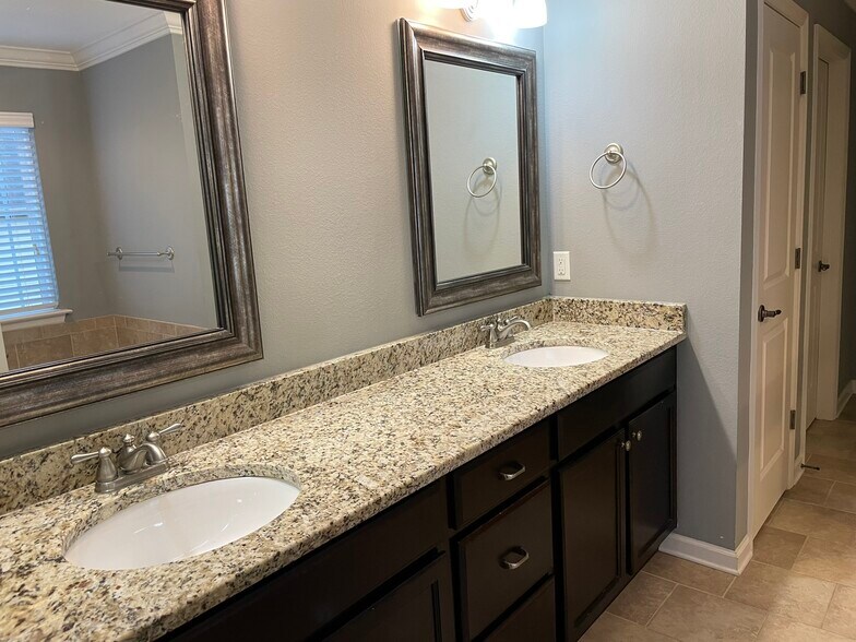 Building Photo - 7506 Hampstead Hall Dr