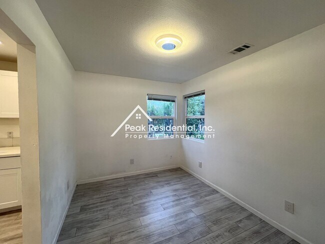 Building Photo - Updated 3bd/2ba Sacramento House