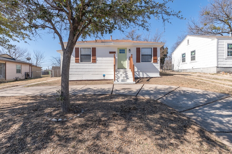 Front with circle drive - 1733 Melba Ct