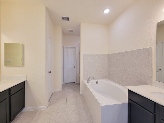 Building Photo - 17018 Taffaine Dr