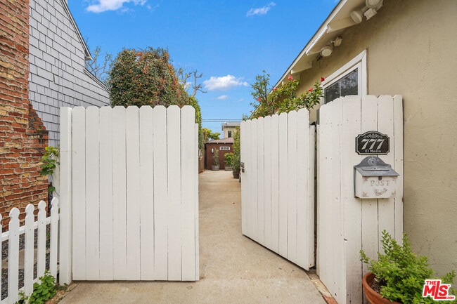 Building Photo - 777 El Medio Ave