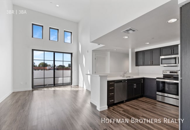 Building Photo - 5020 Woodman Ave Sherman Oaks, CA 91423