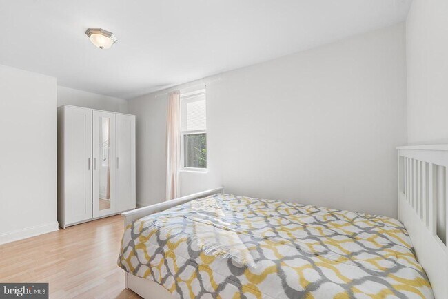 Building Photo - 2734 Edgemont St
