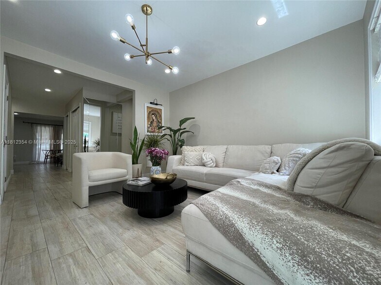 Building Photo - 557 De Leon Dr