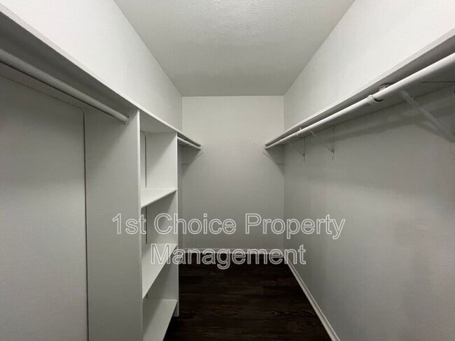 Building Photo - 709 Fair Meadows Dr