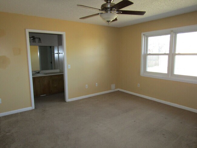 Building Photo - 1201 Desert Storm Dr