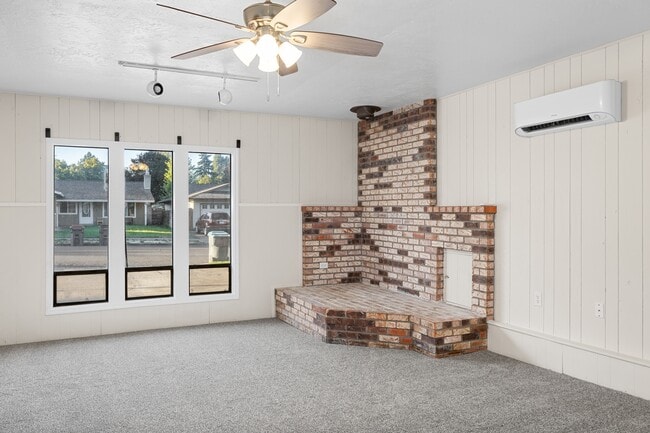 Building Photo - 2077 Hill Way