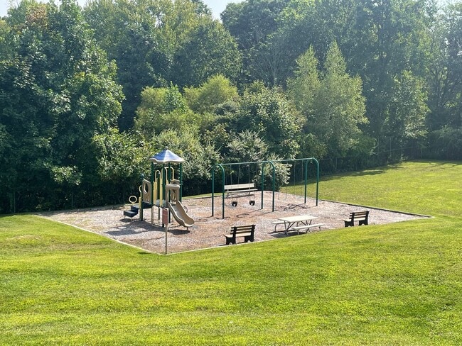 Building Photo - 2 Bedroom, 1.5 bathroom 2nd Level Condo