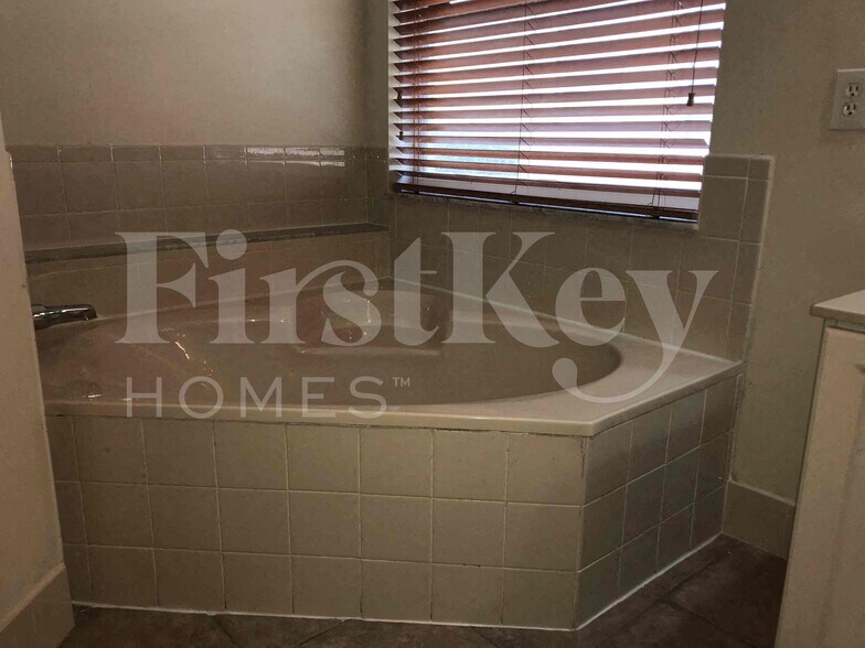 Building Photo - 2851 SW 193rd Terrace