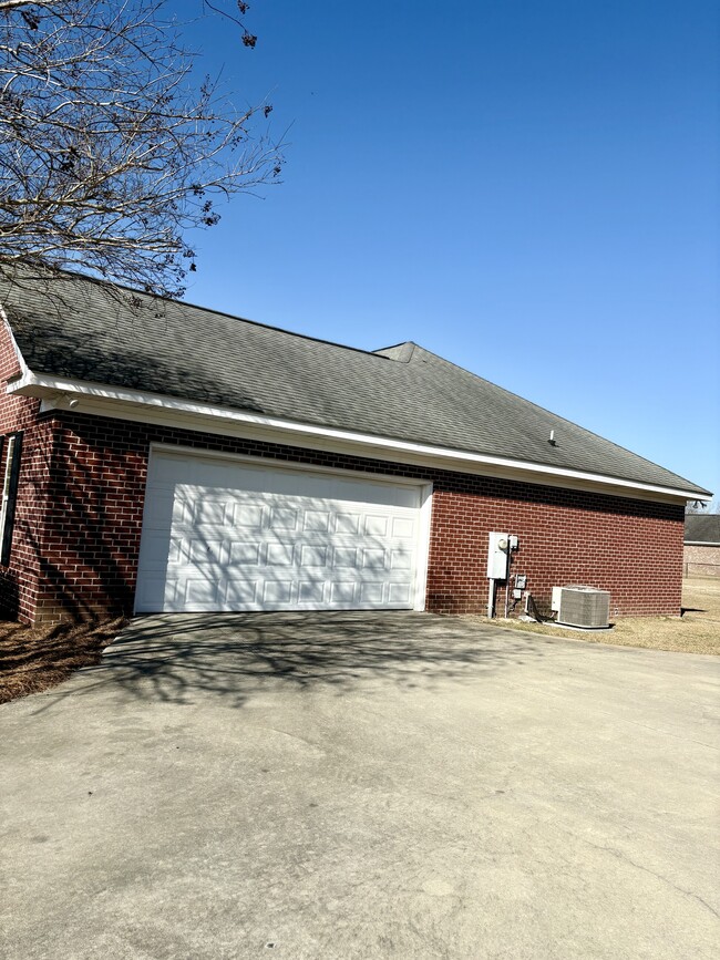 Building Photo - 1804 Old Carriage Trail