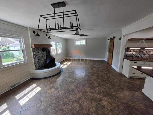 Building Photo - UNIQUE AND COZY 3 BR + BONUS ROOM HOME