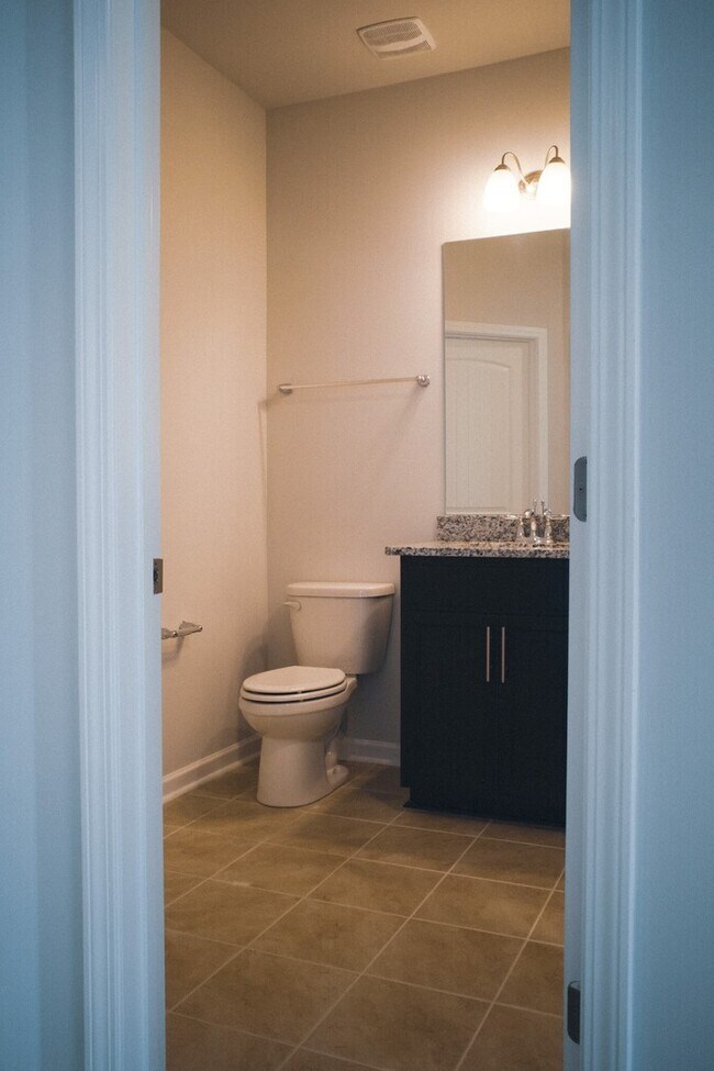 Building Photo - 4 Bed/ 3 Bath Townhome with Immediate Occupancy!