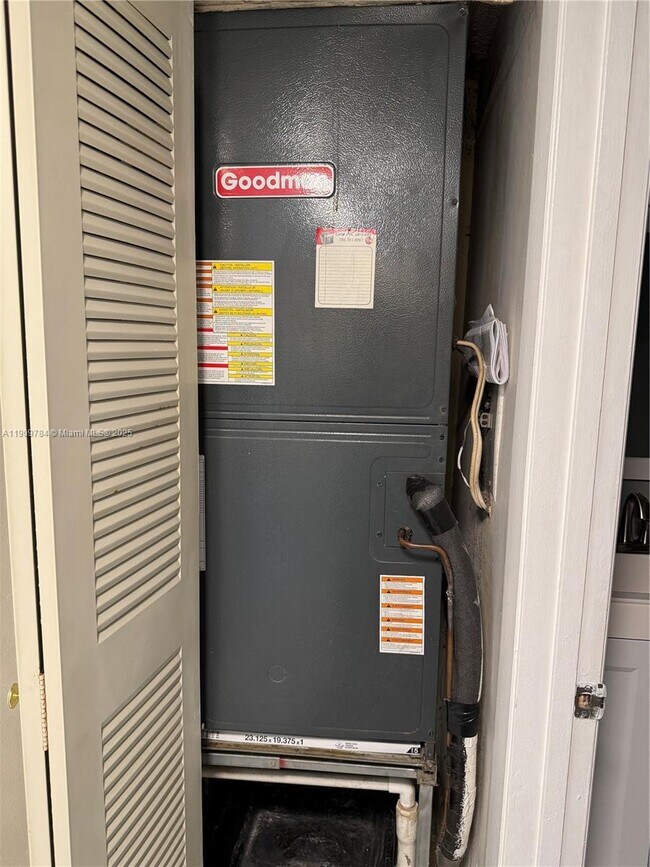 Building Photo - 6025 SW 133rd Ct