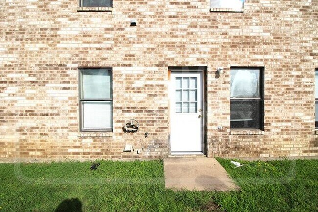 Building Photo - 3304 Barcelona Dr