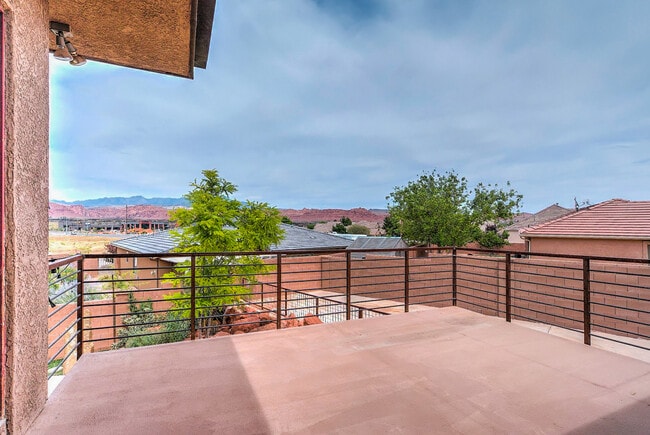 Building Photo - Gorgeous, Custom 4 bed, 3 bath Pet-Friendl...