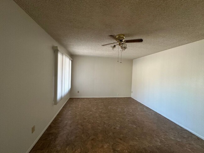 Building Photo - Charming 3 Bed 2 Bath home in Tempe with 2 car garage and big backyard