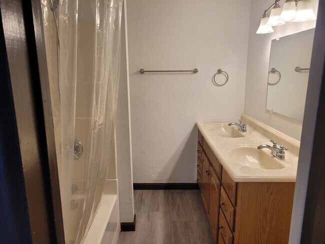 Building Photo - 2146/2148 Monroe Ave