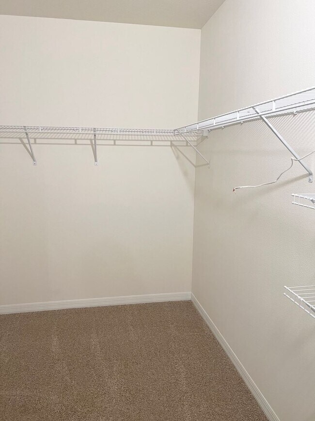 Building Photo - 4 BEDROOM 2 BATHROOM HOUSE FOR RENT