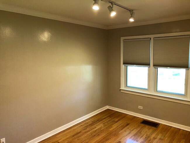 Building Photo - Well Maintained 3Bed/2Bath Single Family HUGE Backyard!