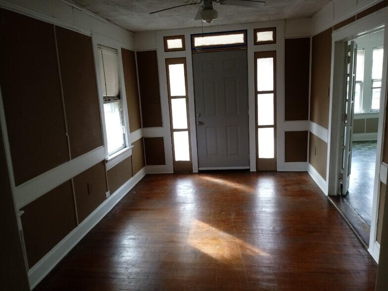 Entry room, view of front door - 110 Dowdy St