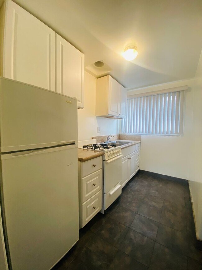 Interior Photo - 3730 Clarington Ave