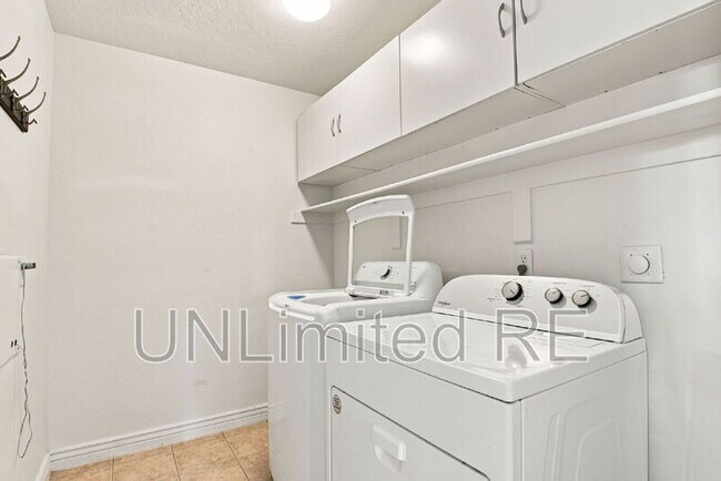 Building Photo - 3272 S Litzler Dr