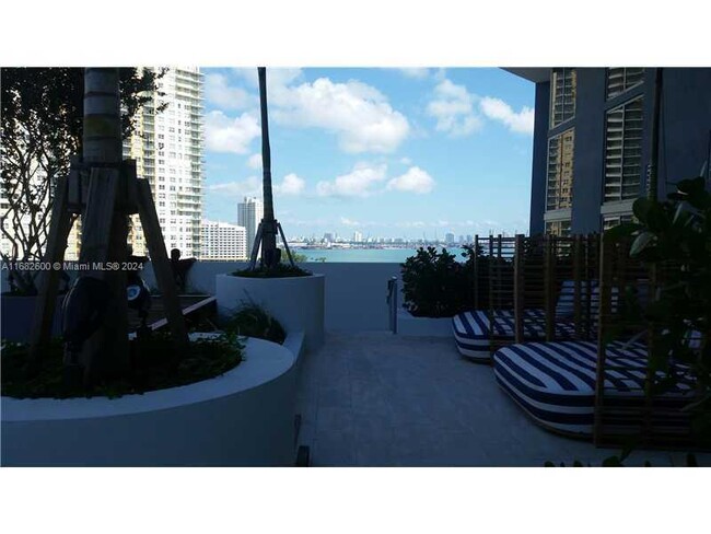 Building Photo - 1300 Brickell Bay Dr