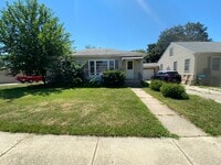 Building Photo - 3 bedroom house $850