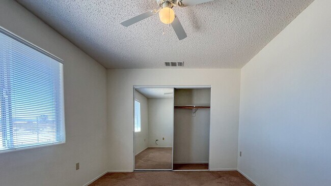 Building Photo - Cute 3 Bedroom 2 Bathroom Home