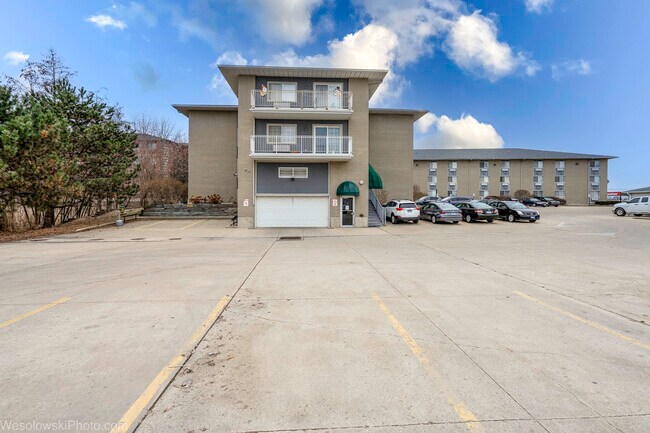 Building Photo - 3305 Sunset Ave