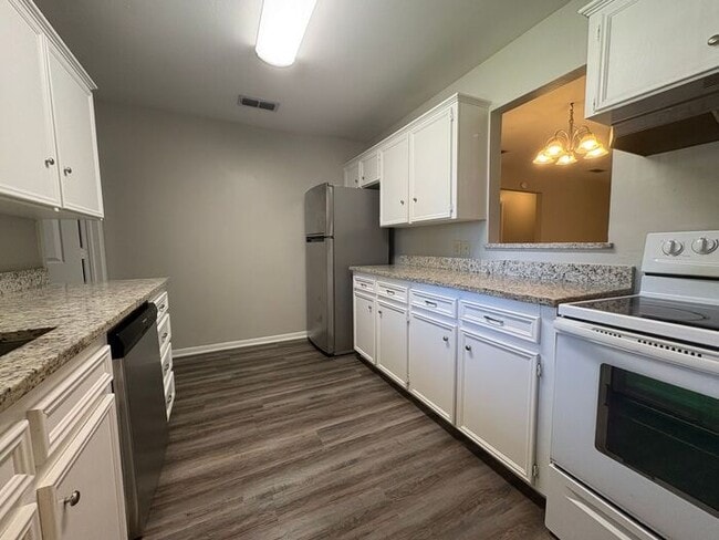 Building Photo - Available Now! 3 bedroom charming duplex!