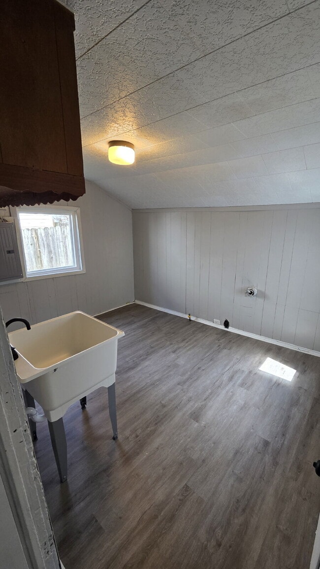 Building Photo - "3 Bedroom Beautifully Updated home on West 81st Street!"